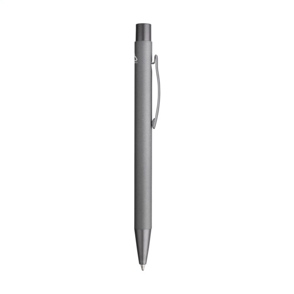 Stylo bille en aluminium recyclé, léger et élégant, avec encre bleue. Personnalisation par gravure laser ou impression numérique (quadri) sur plusieurs zones de marquage. Dimensions : 13,5 x 1 cm – Poids : 18g – Disponible en 8 couleurs.