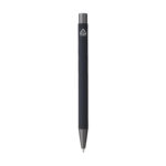 Stylo bille en aluminium recyclé, léger et élégant, avec encre bleue. Personnalisation par gravure laser ou impression numérique (quadri) sur plusieurs zones de marquage. Dimensions : 13,5 x 1 cm – Poids : 18g – Disponible en 8 couleurs.