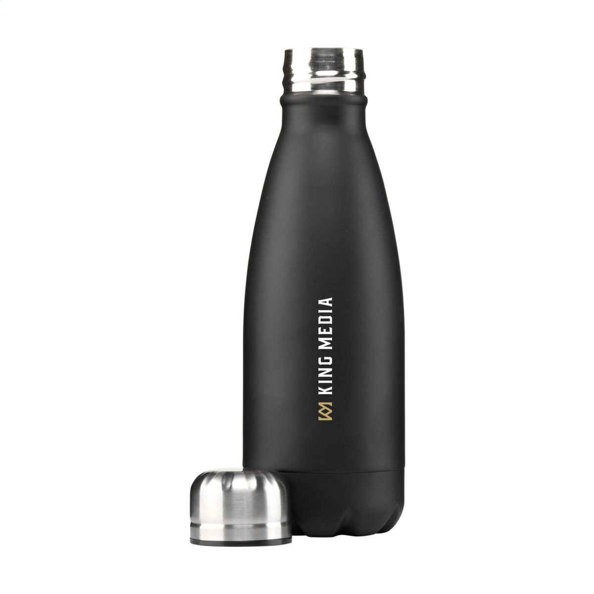 bouteille en acier recyclé <strong data-start="291" data-end="324">Bouteille réutilisable 500 ml</strong>, fabriquée en <strong data-start="339" data-end="367">acier inoxydable recyclé</strong>. <strong data-start="369" data-end="440">Personnalisation par gravure laser ou impression numérique (quadri)</strong> sur plusieurs zones. <strong data-start="462" data-end="488">Dimensions : 7 x 22 cm</strong> – <strong data-start="491" data-end="507">Poids : 135g</strong> – Disponible en <strong data-start="524" data-end="538">6 couleurs</strong>.