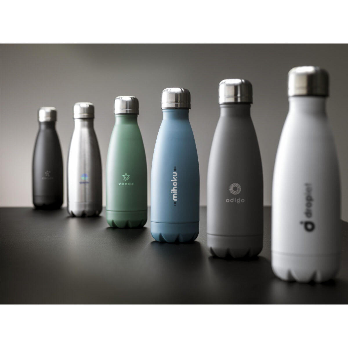 bouteille en acier recyclé <strong data-start="291" data-end="324">Bouteille réutilisable 500 ml</strong>, fabriquée en <strong data-start="339" data-end="367">acier inoxydable recyclé</strong>. <strong data-start="369" data-end="440">Personnalisation par gravure laser ou impression numérique (quadri)</strong> sur plusieurs zones. <strong data-start="462" data-end="488">Dimensions : 7 x 22 cm</strong> – <strong data-start="491" data-end="507">Poids : 135g</strong> – Disponible en <strong data-start="524" data-end="538">6 couleurs</strong>.