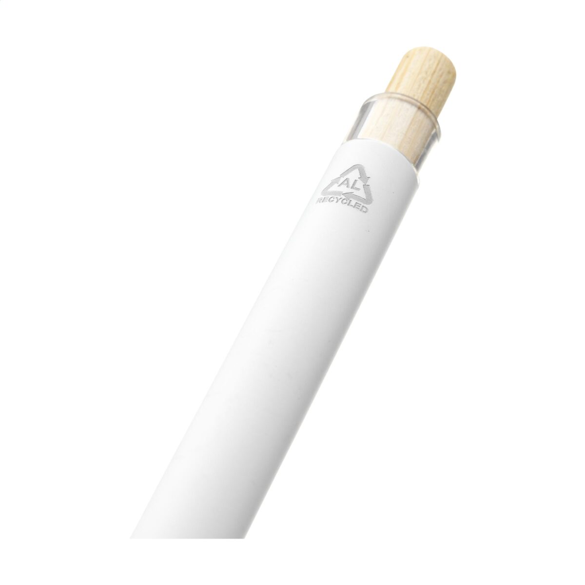 stylo bille recyclé Stylo à bille à <strong data-start="161" data-end="176">encre bleue</strong> avec un <strong data-start="185" data-end="220">corps en aluminium 100% recyclé</strong>, un <strong data-start="225" data-end="254">bouton-poussoir en bambou</strong> et un <strong data-start="261" data-end="287">support en ABS recyclé</strong>. Certifié <strong data-start="298" data-end="305">GRS</strong>, il contribue à la réduction de l'empreinte écologique.