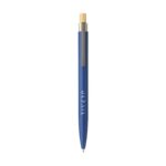 Stylo à bille à encre bleue avec un corps en aluminium 100% recyclé, un bouton-poussoir en bambou et un support en ABS recyclé. Certifié GRS, il contribue à la réduction de l'empreinte écologique.