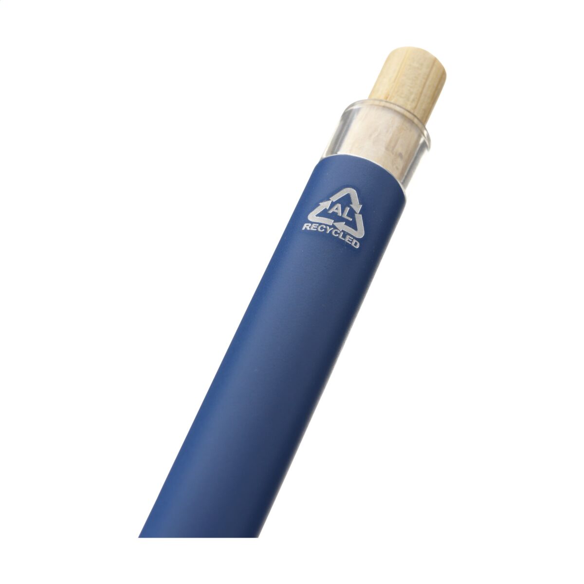 stylo bille recyclé Stylo à bille à <strong data-start="161" data-end="176">encre bleue</strong> avec un <strong data-start="185" data-end="220">corps en aluminium 100% recyclé</strong>, un <strong data-start="225" data-end="254">bouton-poussoir en bambou</strong> et un <strong data-start="261" data-end="287">support en ABS recyclé</strong>. Certifié <strong data-start="298" data-end="305">GRS</strong>, il contribue à la réduction de l'empreinte écologique.