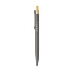 Stylo à bille à encre bleue avec un corps en aluminium 100% recyclé, un bouton-poussoir en bambou et un support en ABS recyclé. Certifié GRS, il contribue à la réduction de l'empreinte écologique.