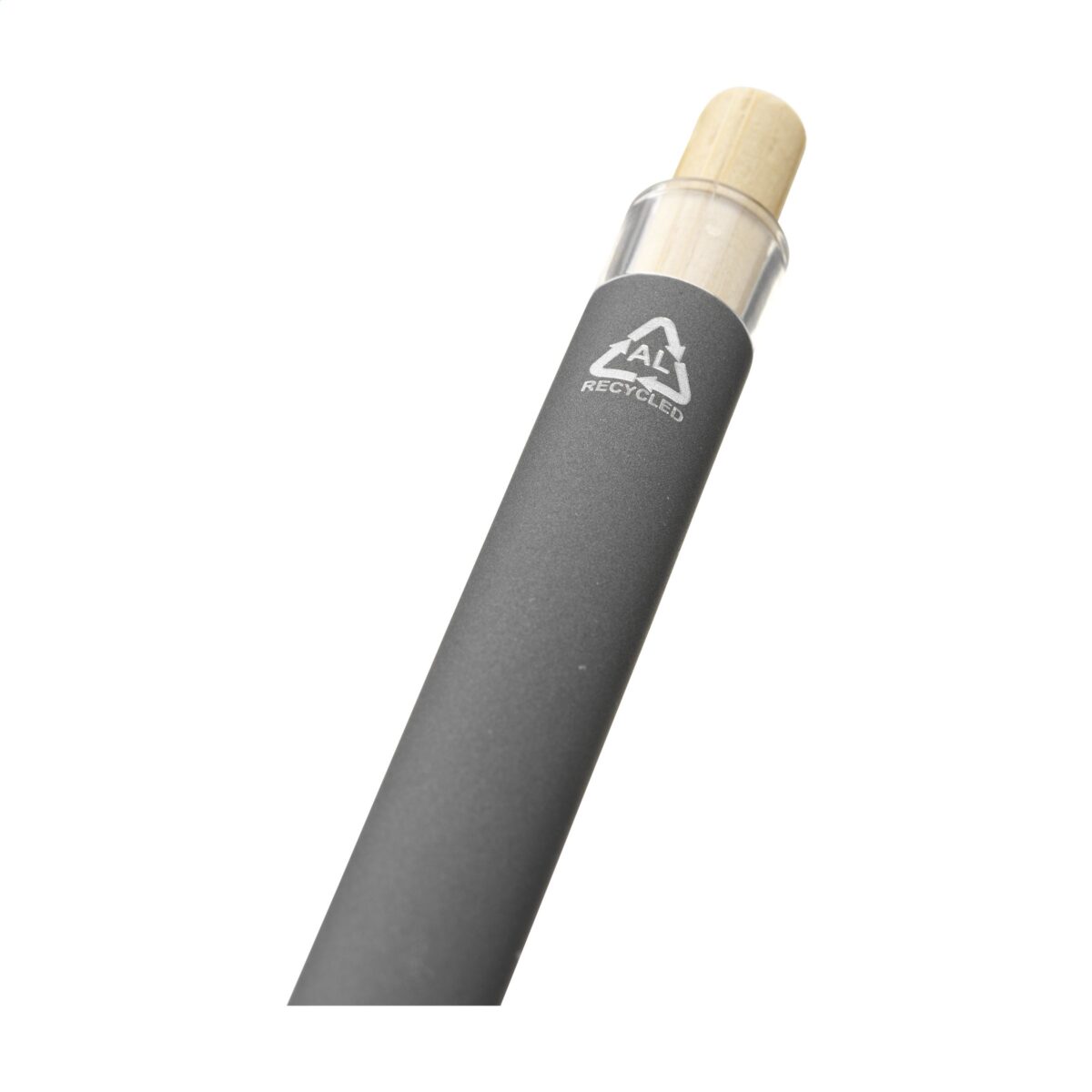 stylo bille recyclé Stylo à bille à <strong data-start="161" data-end="176">encre bleue</strong> avec un <strong data-start="185" data-end="220">corps en aluminium 100% recyclé</strong>, un <strong data-start="225" data-end="254">bouton-poussoir en bambou</strong> et un <strong data-start="261" data-end="287">support en ABS recyclé</strong>. Certifié <strong data-start="298" data-end="305">GRS</strong>, il contribue à la réduction de l'empreinte écologique.