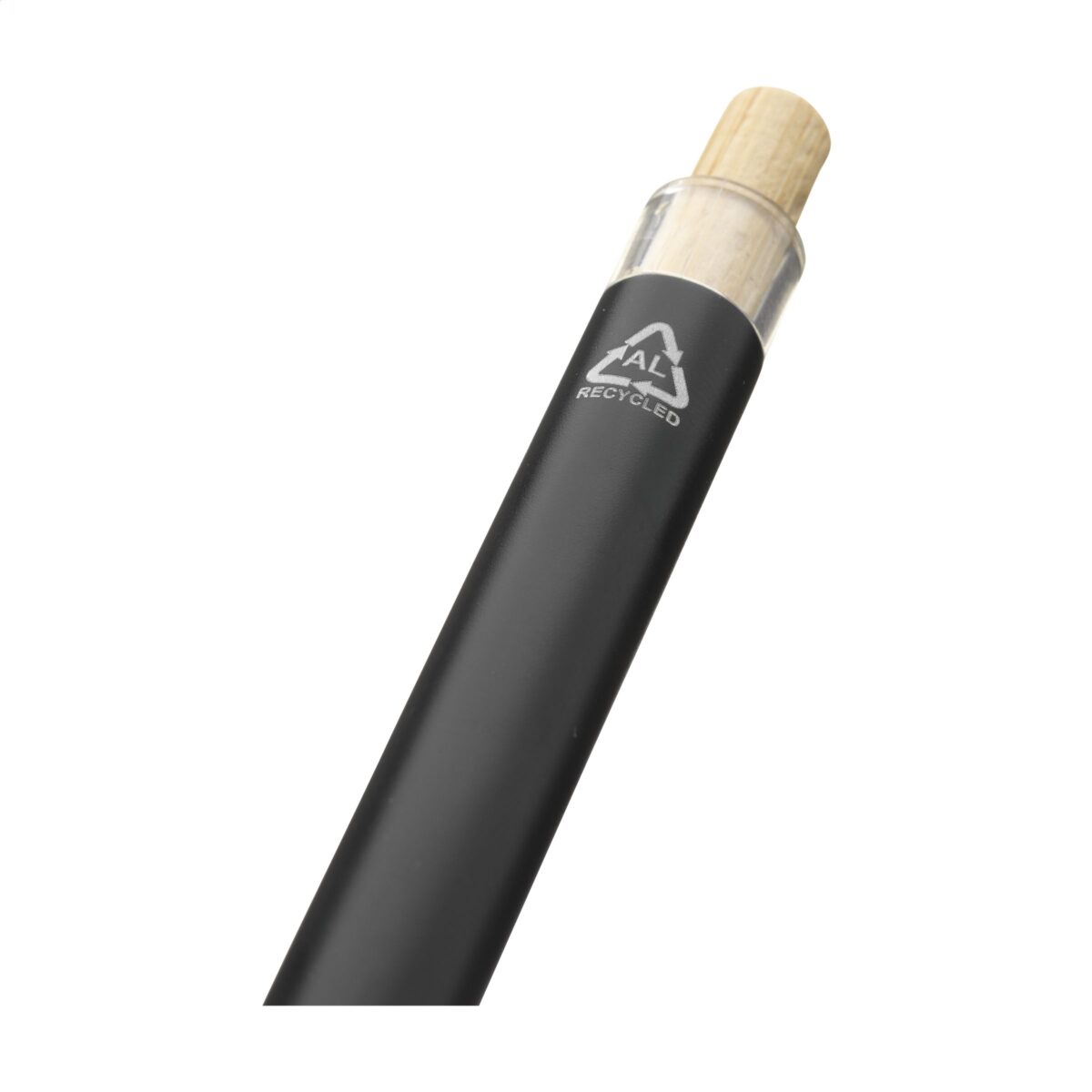 stylo bille recyclé Stylo à bille à <strong data-start="161" data-end="176">encre bleue</strong> avec un <strong data-start="185" data-end="220">corps en aluminium 100% recyclé</strong>, un <strong data-start="225" data-end="254">bouton-poussoir en bambou</strong> et un <strong data-start="261" data-end="287">support en ABS recyclé</strong>. Certifié <strong data-start="298" data-end="305">GRS</strong>, il contribue à la réduction de l'empreinte écologique.