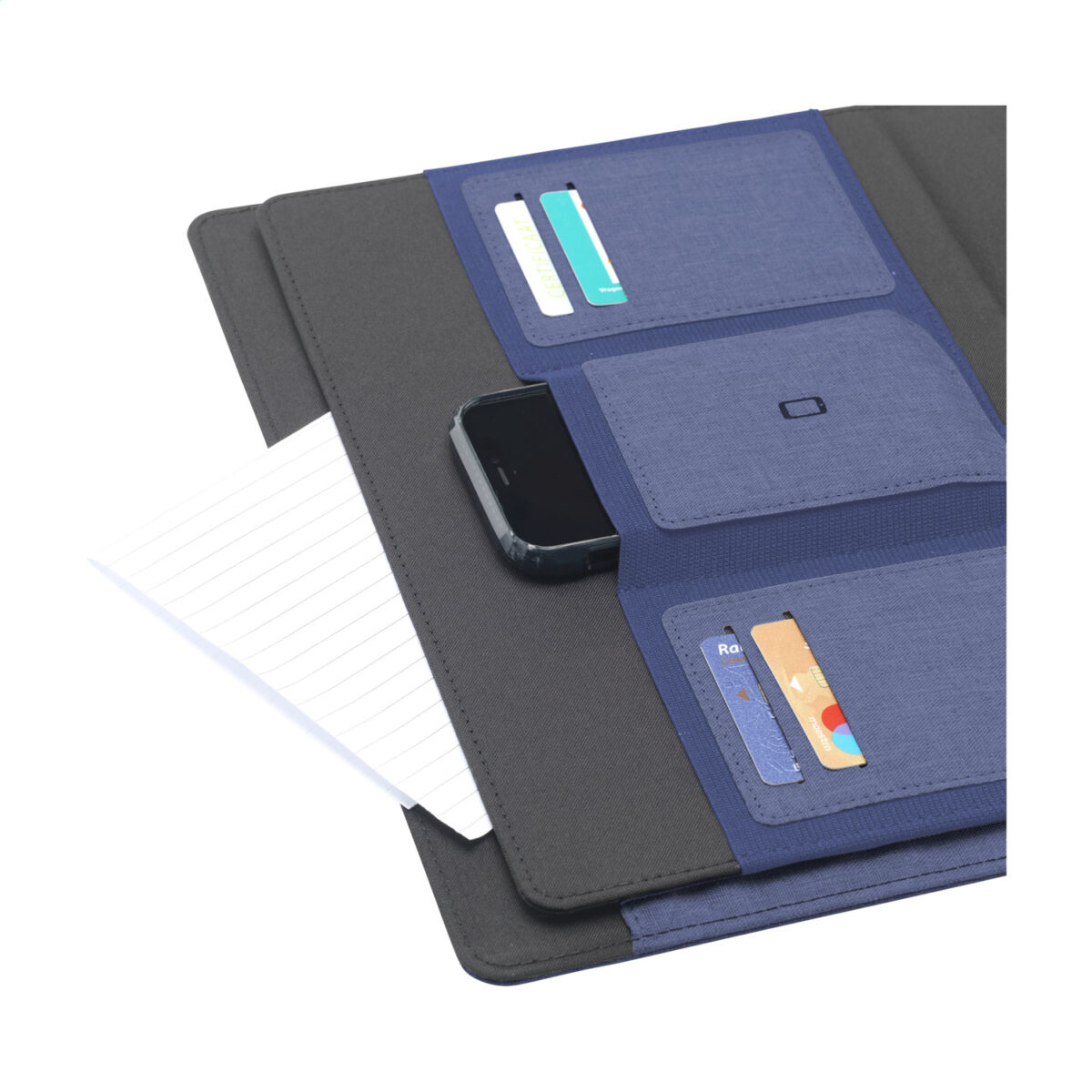 porte-documents A4,conférencier RPET,porte-documents écologique,conférencier gravé <strong data-start="248" data-end="283">Conférencier A4 en RPET recyclé</strong>, équipé de <strong data-start="295" data-end="322">plusieurs compartiments</strong>, d’un <strong data-start="329" data-end="347">bloc-notes FSC</strong> et d’une <strong data-start="357" data-end="378">boucle pour stylo</strong>. <strong data-start="380" data-end="416" data-is-only-node="">Personnalisable en gravure laser</strong>, avec option <strong data-start="430" data-end="450">nom personnalisé</strong>.