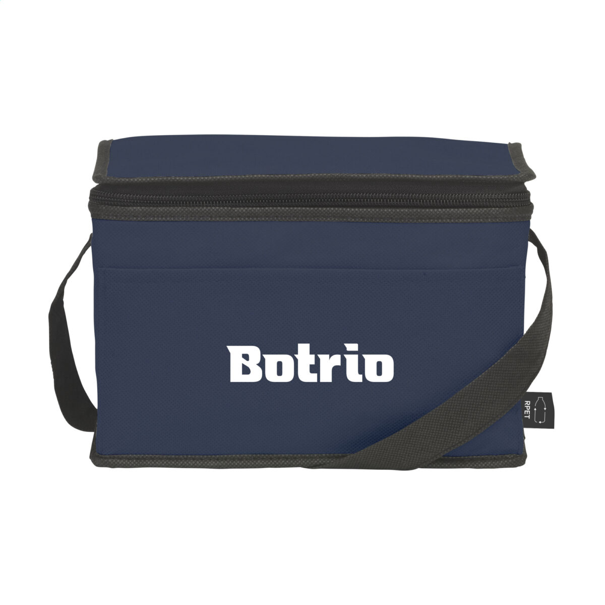 glacière isotherme 4L,sac glacière recyclé Cette <strong data-start="232" data-end="269">glacière isotherme compacte de 4L</strong> est fabriquée en <strong data-start="287" data-end="326">polyester recyclé non tissé 80 g/m²</strong>, certifié <strong data-start="337" data-end="344">GRS</strong> avec <strong data-start="350" data-end="377">82% de matière recyclée</strong>. Idéale pour transporter <strong data-start="403" data-end="425">jusqu'à 6 canettes</strong> ou des repas, elle maintient la température grâce à son revêtement isotherme. Fonctionnelle et légère (<strong data-start="529" data-end="537">40 g</strong>), elle dispose d'une <strong data-start="559" data-end="582">sangle de transport</strong> et d'une fermeture zippée. Disponible en <strong data-start="624" data-end="656">blanc, marine, rouge et noir</strong>, elle est personnalisable en <strong data-start="686" data-end="711">sérigraphie 1 couleur</strong> sur la face supérieure (<strong data-start="736" data-end="751">150 x 70 mm</strong>) ou sur la poche avant (<strong data-start="776" data-end="791">150 x 60 mm</strong>).