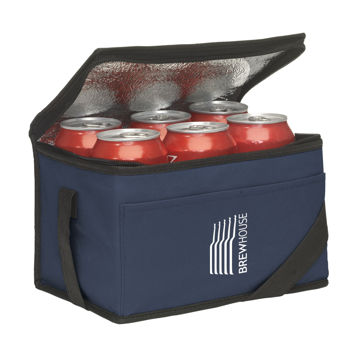 glacière isotherme 4L,sac glacière recyclé Cette <strong data-start="232" data-end="269">glacière isotherme compacte de 4L</strong> est fabriquée en <strong data-start="287" data-end="326">polyester recyclé non tissé 80 g/m²</strong>, certifié <strong data-start="337" data-end="344">GRS</strong> avec <strong data-start="350" data-end="377">82% de matière recyclée</strong>. Idéale pour transporter <strong data-start="403" data-end="425">jusqu'à 6 canettes</strong> ou des repas, elle maintient la température grâce à son revêtement isotherme. Fonctionnelle et légère (<strong data-start="529" data-end="537">40 g</strong>), elle dispose d'une <strong data-start="559" data-end="582">sangle de transport</strong> et d'une fermeture zippée. Disponible en <strong data-start="624" data-end="656">blanc, marine, rouge et noir</strong>, elle est personnalisable en <strong data-start="686" data-end="711">sérigraphie 1 couleur</strong> sur la face supérieure (<strong data-start="736" data-end="751">150 x 70 mm</strong>) ou sur la poche avant (<strong data-start="776" data-end="791">150 x 60 mm</strong>).