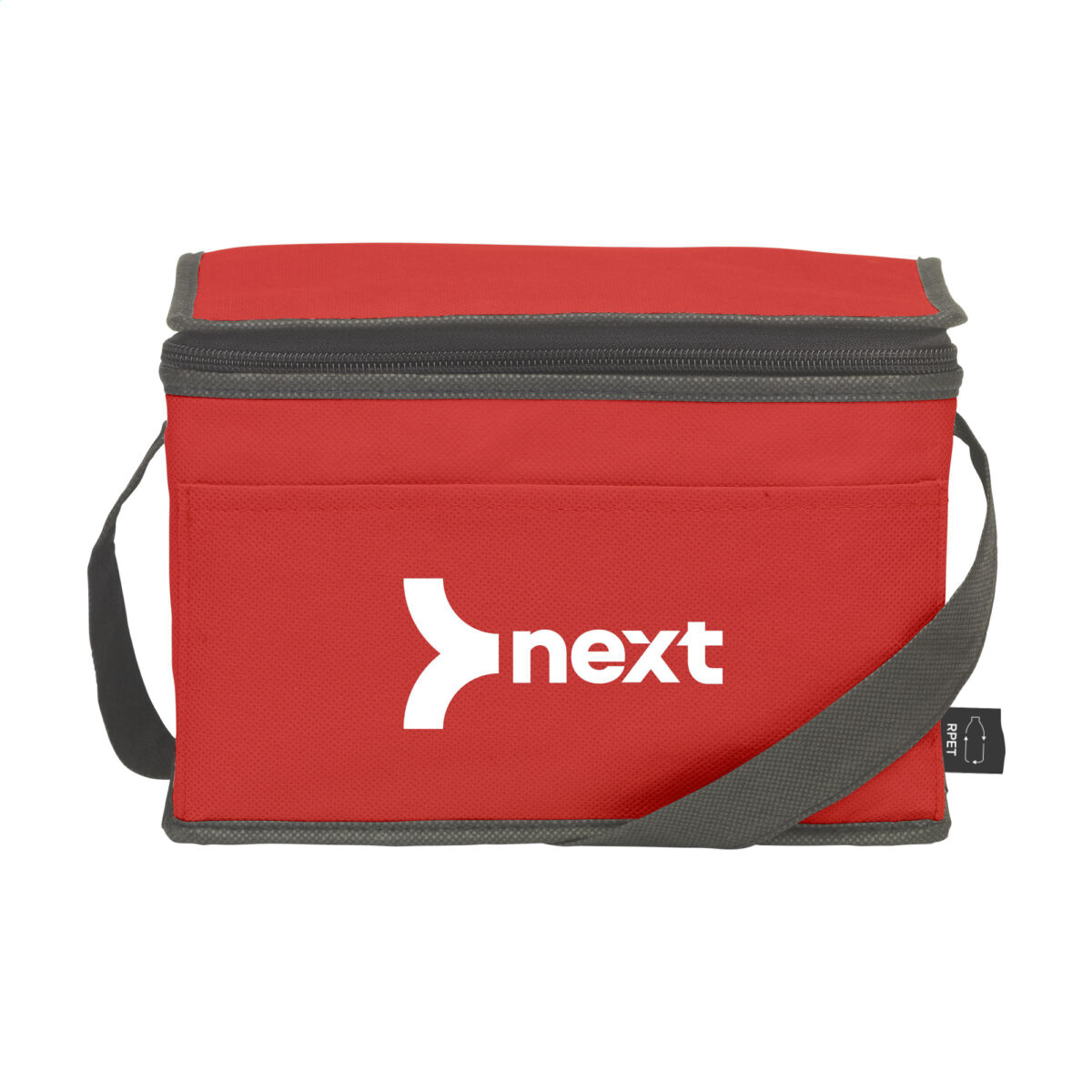 glacière isotherme 4L,sac glacière recyclé Cette <strong data-start="232" data-end="269">glacière isotherme compacte de 4L</strong> est fabriquée en <strong data-start="287" data-end="326">polyester recyclé non tissé 80 g/m²</strong>, certifié <strong data-start="337" data-end="344">GRS</strong> avec <strong data-start="350" data-end="377">82% de matière recyclée</strong>. Idéale pour transporter <strong data-start="403" data-end="425">jusqu'à 6 canettes</strong> ou des repas, elle maintient la température grâce à son revêtement isotherme. Fonctionnelle et légère (<strong data-start="529" data-end="537">40 g</strong>), elle dispose d'une <strong data-start="559" data-end="582">sangle de transport</strong> et d'une fermeture zippée. Disponible en <strong data-start="624" data-end="656">blanc, marine, rouge et noir</strong>, elle est personnalisable en <strong data-start="686" data-end="711">sérigraphie 1 couleur</strong> sur la face supérieure (<strong data-start="736" data-end="751">150 x 70 mm</strong>) ou sur la poche avant (<strong data-start="776" data-end="791">150 x 60 mm</strong>).