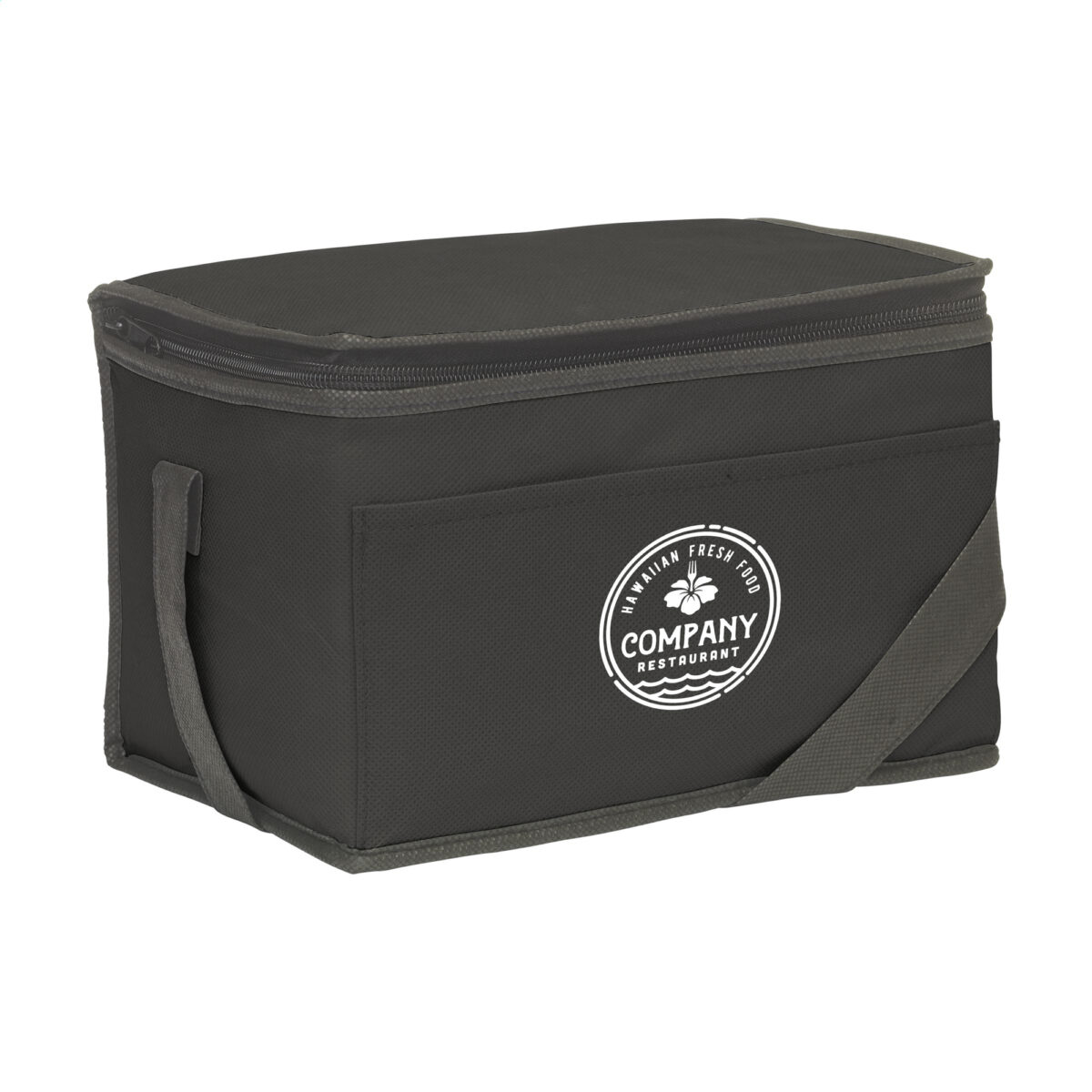 glacière isotherme 4L,sac glacière recyclé Cette <strong data-start="232" data-end="269">glacière isotherme compacte de 4L</strong> est fabriquée en <strong data-start="287" data-end="326">polyester recyclé non tissé 80 g/m²</strong>, certifié <strong data-start="337" data-end="344">GRS</strong> avec <strong data-start="350" data-end="377">82% de matière recyclée</strong>. Idéale pour transporter <strong data-start="403" data-end="425">jusqu'à 6 canettes</strong> ou des repas, elle maintient la température grâce à son revêtement isotherme. Fonctionnelle et légère (<strong data-start="529" data-end="537">40 g</strong>), elle dispose d'une <strong data-start="559" data-end="582">sangle de transport</strong> et d'une fermeture zippée. Disponible en <strong data-start="624" data-end="656">blanc, marine, rouge et noir</strong>, elle est personnalisable en <strong data-start="686" data-end="711">sérigraphie 1 couleur</strong> sur la face supérieure (<strong data-start="736" data-end="751">150 x 70 mm</strong>) ou sur la poche avant (<strong data-start="776" data-end="791">150 x 60 mm</strong>).