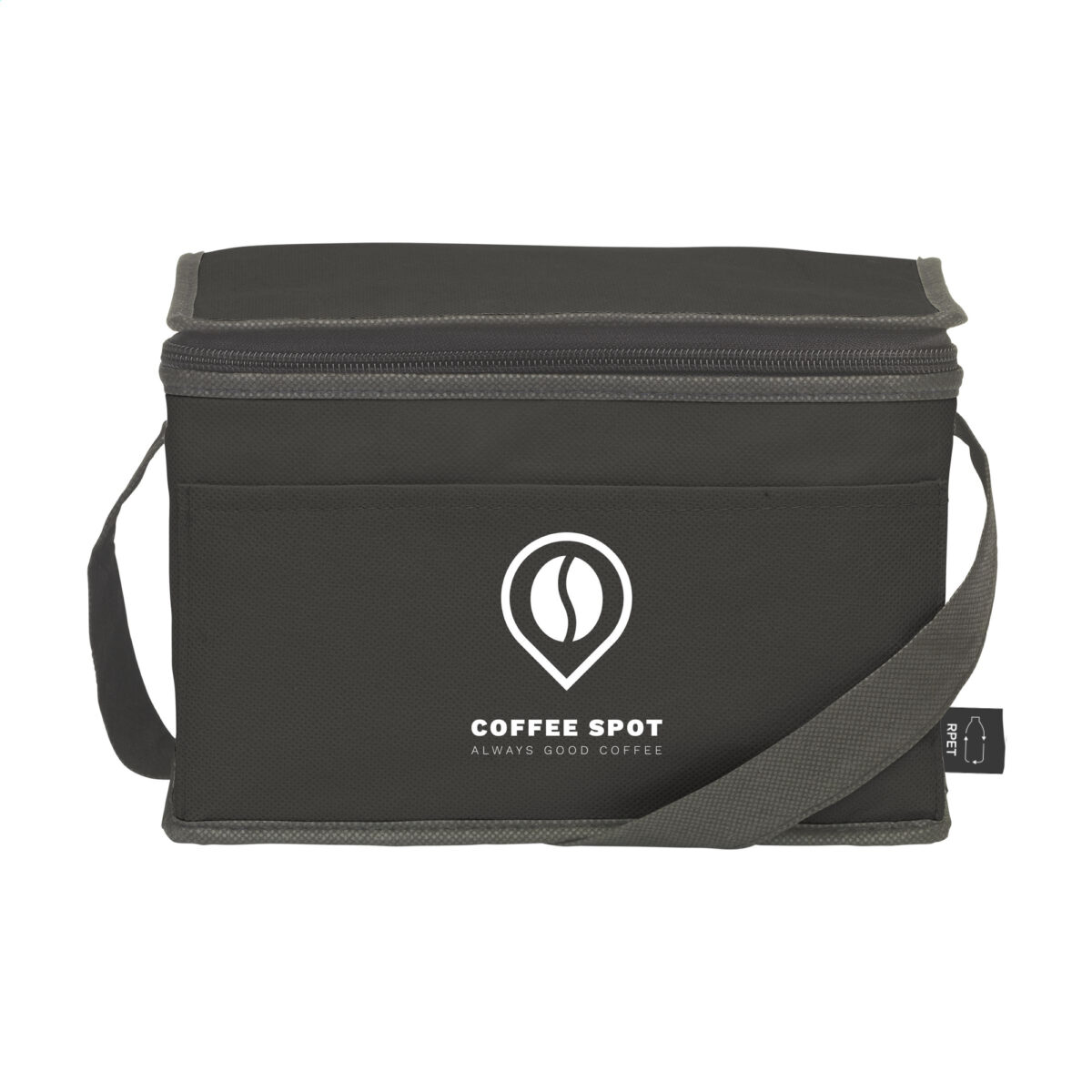 glacière isotherme 4L,sac glacière recyclé Cette <strong data-start="232" data-end="269">glacière isotherme compacte de 4L</strong> est fabriquée en <strong data-start="287" data-end="326">polyester recyclé non tissé 80 g/m²</strong>, certifié <strong data-start="337" data-end="344">GRS</strong> avec <strong data-start="350" data-end="377">82% de matière recyclée</strong>. Idéale pour transporter <strong data-start="403" data-end="425">jusqu'à 6 canettes</strong> ou des repas, elle maintient la température grâce à son revêtement isotherme. Fonctionnelle et légère (<strong data-start="529" data-end="537">40 g</strong>), elle dispose d'une <strong data-start="559" data-end="582">sangle de transport</strong> et d'une fermeture zippée. Disponible en <strong data-start="624" data-end="656">blanc, marine, rouge et noir</strong>, elle est personnalisable en <strong data-start="686" data-end="711">sérigraphie 1 couleur</strong> sur la face supérieure (<strong data-start="736" data-end="751">150 x 70 mm</strong>) ou sur la poche avant (<strong data-start="776" data-end="791">150 x 60 mm</strong>).
