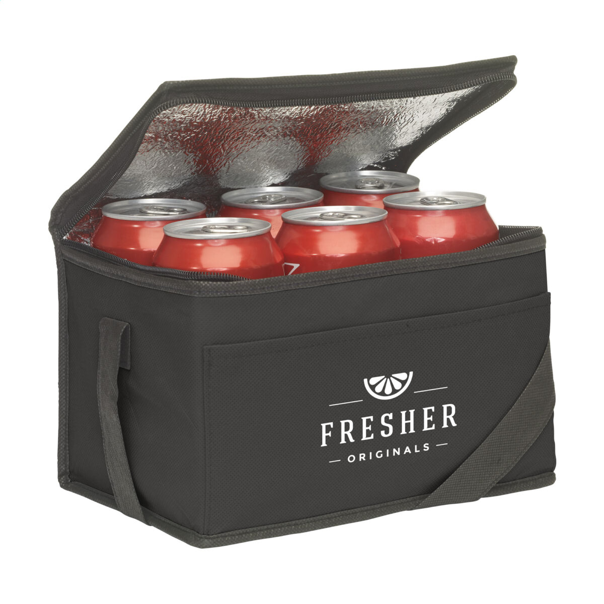 glacière isotherme 4L,sac glacière recyclé Cette <strong data-start="232" data-end="269">glacière isotherme compacte de 4L</strong> est fabriquée en <strong data-start="287" data-end="326">polyester recyclé non tissé 80 g/m²</strong>, certifié <strong data-start="337" data-end="344">GRS</strong> avec <strong data-start="350" data-end="377">82% de matière recyclée</strong>. Idéale pour transporter <strong data-start="403" data-end="425">jusqu'à 6 canettes</strong> ou des repas, elle maintient la température grâce à son revêtement isotherme. Fonctionnelle et légère (<strong data-start="529" data-end="537">40 g</strong>), elle dispose d'une <strong data-start="559" data-end="582">sangle de transport</strong> et d'une fermeture zippée. Disponible en <strong data-start="624" data-end="656">blanc, marine, rouge et noir</strong>, elle est personnalisable en <strong data-start="686" data-end="711">sérigraphie 1 couleur</strong> sur la face supérieure (<strong data-start="736" data-end="751">150 x 70 mm</strong>) ou sur la poche avant (<strong data-start="776" data-end="791">150 x 60 mm</strong>).