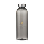 Bouteille d'eau de 500 ml en PET recyclé (RPET) avec un bouchon en inox. Disponible en plusieurs couleurs : translucide, bleu, turquoise, orange, rouge, vert et noir. Personnalisation par gravure laser sur le bouchon (30 mm) ou impression numérique en quadri sur différentes zones : 24 x 135 mm (face avant), 208 x 150 mm (circulaire). Option de marquage nominatif. Poids : 70 g. Dimensions : 6,5 x 21 cm.