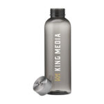 Bouteille d'eau de 500 ml en PET recyclé (RPET) avec un bouchon en inox. Disponible en plusieurs couleurs : translucide, bleu, turquoise, orange, rouge, vert et noir. Personnalisation par gravure laser sur le bouchon (30 mm) ou impression numérique en quadri sur différentes zones : 24 x 135 mm (face avant), 208 x 150 mm (circulaire). Option de marquage nominatif. Poids : 70 g. Dimensions : 6,5 x 21 cm.