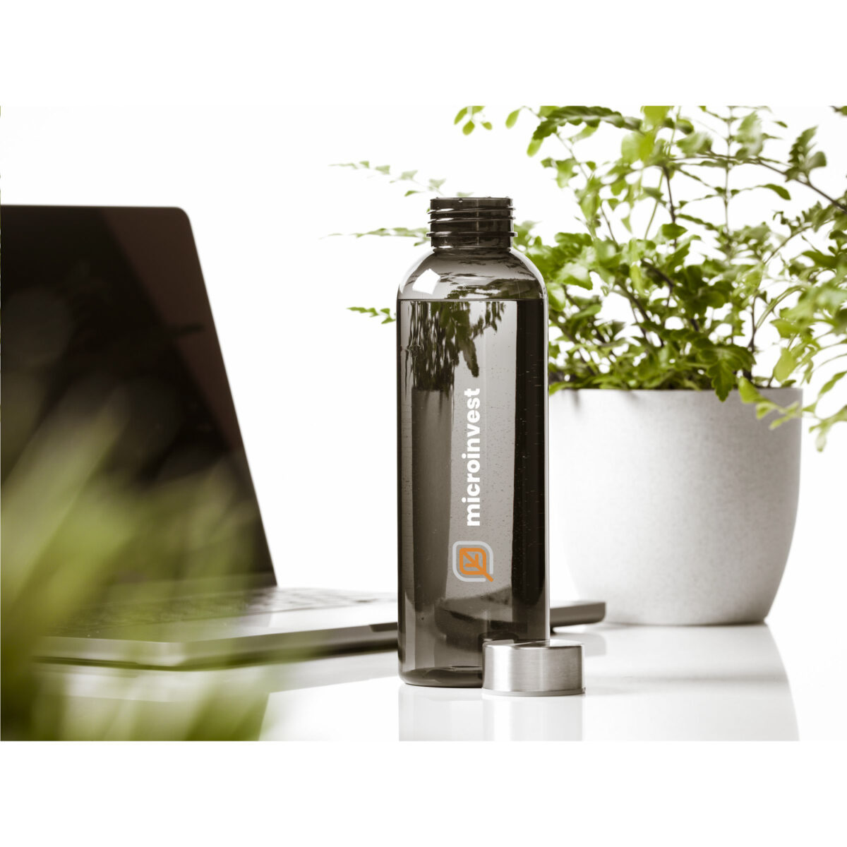 Bouteille d'eau de 500 ml en PET recyclé (RPET) avec un bouchon en inox. Disponible en plusieurs couleurs : translucide, bleu, turquoise, orange, rouge, vert et noir. Personnalisation par gravure laser sur le bouchon (30 mm) ou impression numérique en quadri sur différentes zones : 24 x 135 mm (face avant), 208 x 150 mm (circulaire). Option de marquage nominatif. Poids : 70 g. Dimensions : 6,5 x 21 cm.