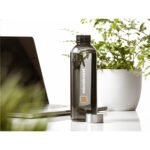 Bouteille d'eau de 500 ml en PET recyclé (RPET) avec un bouchon en inox. Disponible en plusieurs couleurs : translucide, bleu, turquoise, orange, rouge, vert et noir. Personnalisation par gravure laser sur le bouchon (30 mm) ou impression numérique en quadri sur différentes zones : 24 x 135 mm (face avant), 208 x 150 mm (circulaire). Option de marquage nominatif. Poids : 70 g. Dimensions : 6,5 x 21 cm.