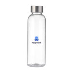 Bouteille d'eau de 500 ml en PET recyclé (RPET) avec un bouchon en inox. Disponible en plusieurs couleurs : translucide, bleu, turquoise, orange, rouge, vert et noir. Personnalisation par gravure laser sur le bouchon (30 mm) ou impression numérique en quadri sur différentes zones : 24 x 135 mm (face avant), 208 x 150 mm (circulaire). Option de marquage nominatif. Poids : 70 g. Dimensions : 6,5 x 21 cm.