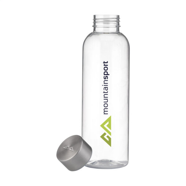 Bouteille d'eau de 500 ml en PET recyclé (RPET) avec un bouchon en inox. Disponible en plusieurs couleurs : translucide, bleu, turquoise, orange, rouge, vert et noir. Personnalisation par gravure laser sur le bouchon (30 mm) ou impression numérique en quadri sur différentes zones : 24 x 135 mm (face avant), 208 x 150 mm (circulaire). Option de marquage nominatif. Poids : 70 g. Dimensions : 6,5 x 21 cm.