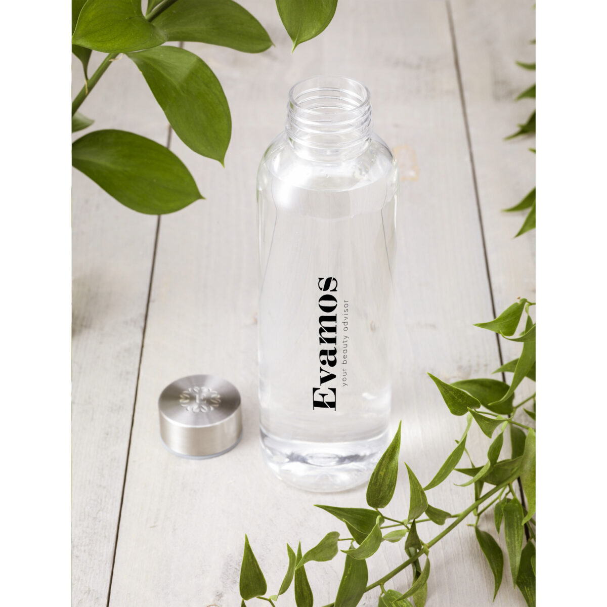 Bouteille d'eau de 500 ml en PET recyclé (RPET) avec un bouchon en inox. Disponible en plusieurs couleurs : translucide, bleu, turquoise, orange, rouge, vert et noir. Personnalisation par gravure laser sur le bouchon (30 mm) ou impression numérique en quadri sur différentes zones : 24 x 135 mm (face avant), 208 x 150 mm (circulaire). Option de marquage nominatif. Poids : 70 g. Dimensions : 6,5 x 21 cm.