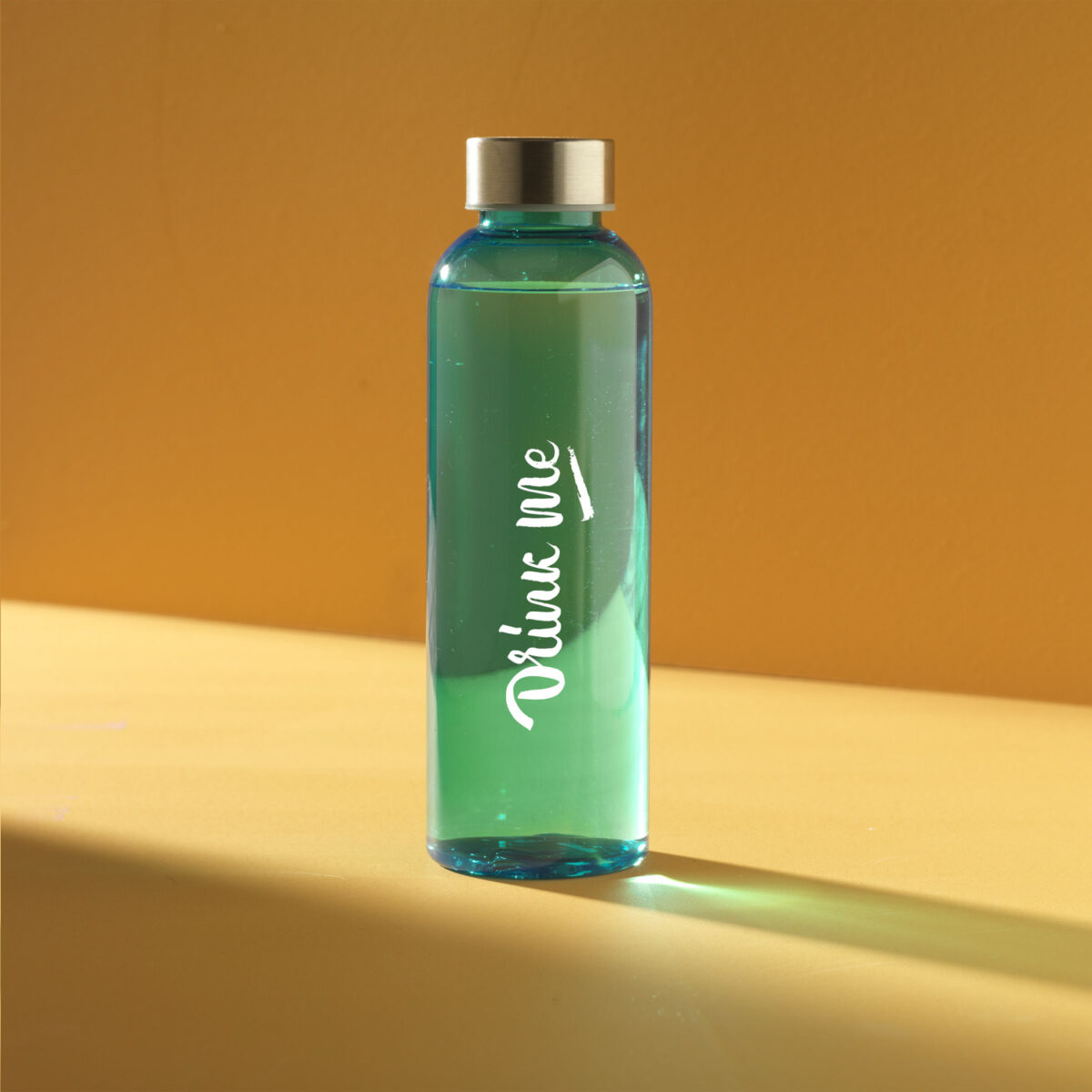 bouteille réutilisable Bouteille <strong data-start="249" data-end="279">réutilisable et écologique</strong>, fabriquée en <strong data-start="294" data-end="315">RPET 100% recyclé</strong>. Avec son <strong data-start="326" data-end="345">bouchon en inox</strong> et sa contenance de <strong data-start="366" data-end="376">500 ml</strong>, elle est idéale pour un usage quotidien. Disponible en plusieurs coloris : <strong data-start="453" data-end="514">translucide, bleu, turquoise, orange, rouge, vert et noir</strong>.