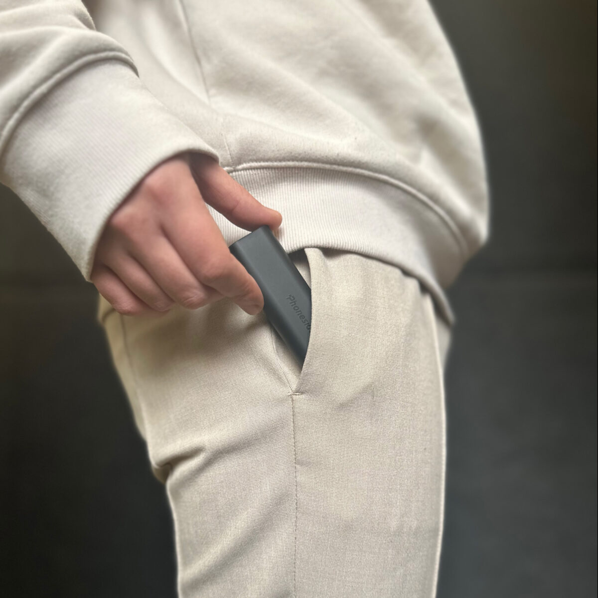 Kit de connectivité tout-en-un comprenant un câble USB-C 60W, des adaptateurs Lightning, Micro USB et USB-A, ainsi qu’un emplacement pour carte Micro SD et Nano SIM avec éjecteur de SIM intégré.