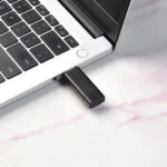 Clé USB 8 GB, 16 GB ou 32 GB fabriquée en ABS recyclé, équipée d’un double connecteur USB 3.0 et USB-C pour une compatibilité étendue avec PC, Mac, Linux et smartphones. Dimensions : 62 x 19 x 10 mm. Poids : 25,5 g. Personnalisable par impression numérique sur une zone de 19 x 60 mm. Fournie avec un manuel dématérialisé. Made in France.
