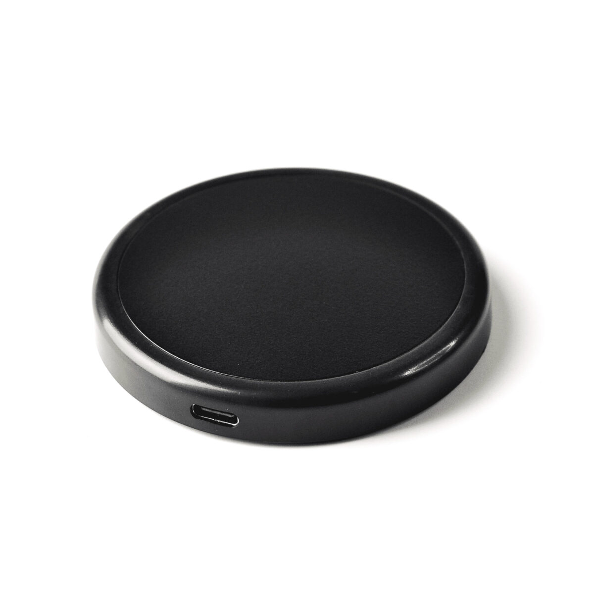 Chargeur à induction 15 W en ABS recyclé, compatible avec les appareils à charge sans fil. Dimensions : 75 x 10 mm. Poids : 50 g. Personnalisable par gravure laser sur une zone de 75 x 75 mm. Disponible en noir. Origine hors Europe.