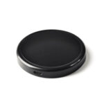 Chargeur à induction 15 W en ABS recyclé, compatible avec les appareils à charge sans fil. Dimensions : 75 x 10 mm. Poids : 50 g. Personnalisable par gravure laser sur une zone de 75 x 75 mm. Disponible en noir. Origine hors Europe.