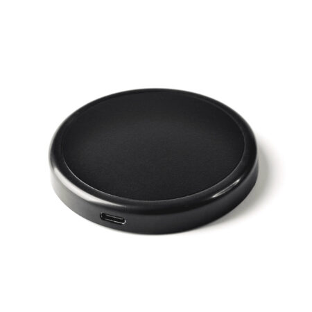 Chargeur à induction 15 W en ABS recyclé, compatible avec les appareils à charge sans fil. Dimensions : 75 x 10 mm. Poids : 50 g. Personnalisable par gravure laser sur une zone de 75 x 75 mm. Disponible en noir. Origine hors Europe.