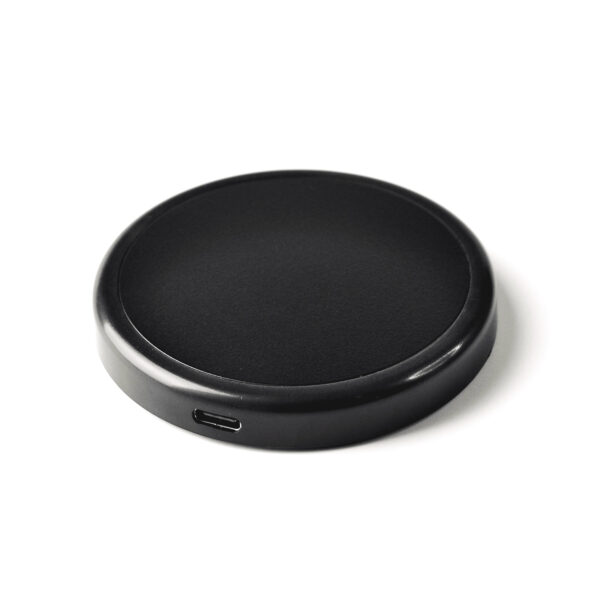 Chargeur à induction 15 W en ABS recyclé, compatible avec les appareils à charge sans fil. Dimensions : 75 x 10 mm. Poids : 50 g. Personnalisable par gravure laser sur une zone de 75 x 75 mm. Disponible en noir. Origine hors Europe.