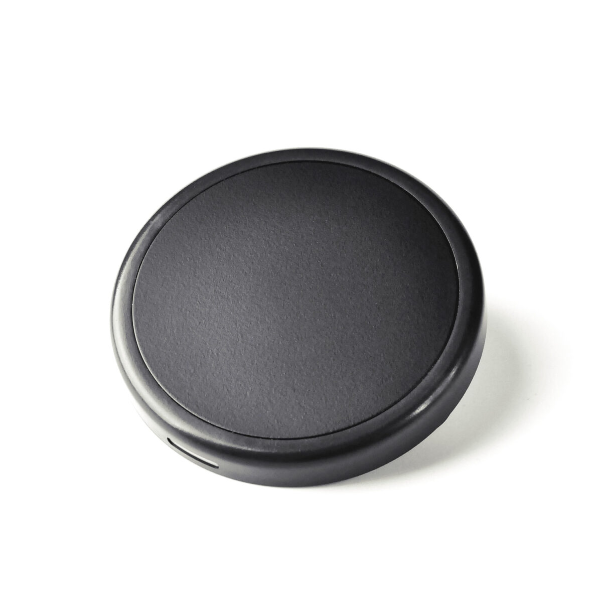 Chargeur à induction 15 W en ABS recyclé, compatible avec les appareils à charge sans fil. Dimensions : 75 x 10 mm. Poids : 50 g. Personnalisable par gravure laser sur une zone de 75 x 75 mm. Disponible en noir. Origine hors Europe.