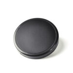 Chargeur à induction 15 W en ABS recyclé, compatible avec les appareils à charge sans fil. Dimensions : 75 x 10 mm. Poids : 50 g. Personnalisable par gravure laser sur une zone de 75 x 75 mm. Disponible en noir. Origine hors Europe.