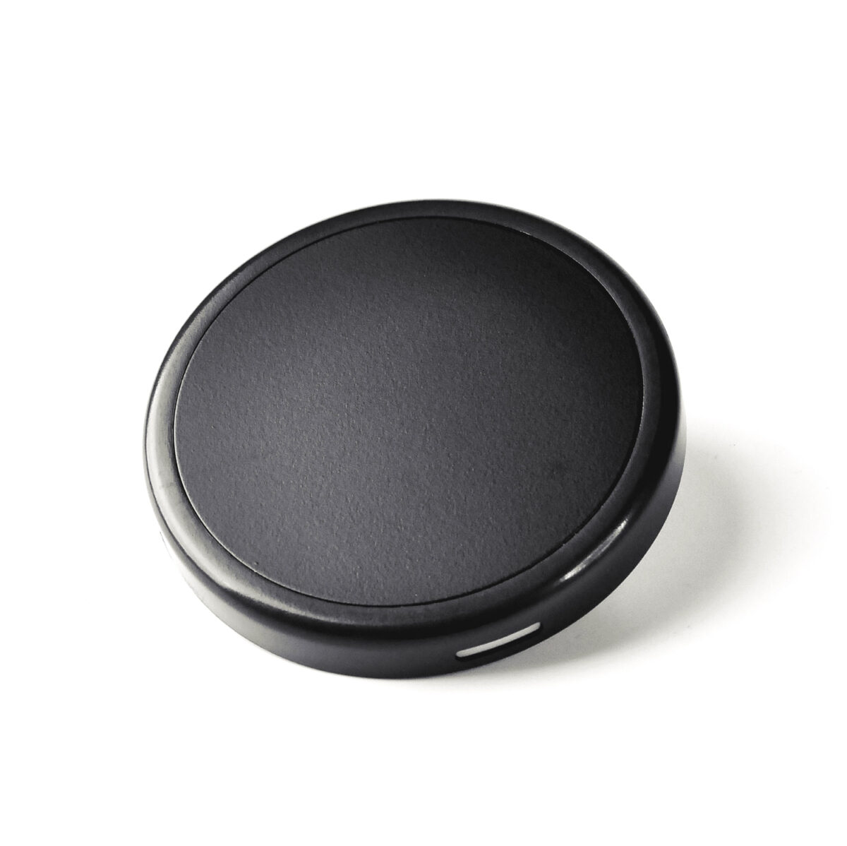 Chargeur à induction 15 W en ABS recyclé, compatible avec les appareils à charge sans fil. Dimensions : 75 x 10 mm. Poids : 50 g. Personnalisable par gravure laser sur une zone de 75 x 75 mm. Disponible en noir. Origine hors Europe.