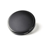 Chargeur à induction 15 W en ABS recyclé, compatible avec les appareils à charge sans fil. Dimensions : 75 x 10 mm. Poids : 50 g. Personnalisable par gravure laser sur une zone de 75 x 75 mm. Disponible en noir. Origine hors Europe.