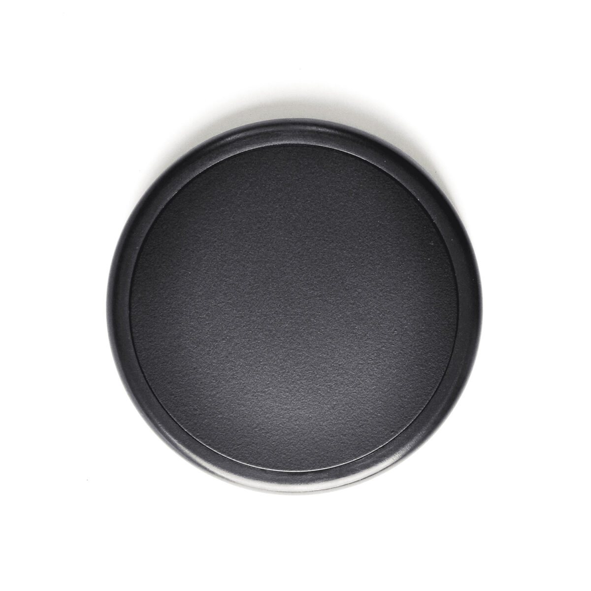 Chargeur à induction 15 W en ABS recyclé, compatible avec les appareils à charge sans fil. Dimensions : 75 x 10 mm. Poids : 50 g. Personnalisable par gravure laser sur une zone de 75 x 75 mm. Disponible en noir. Origine hors Europe.
