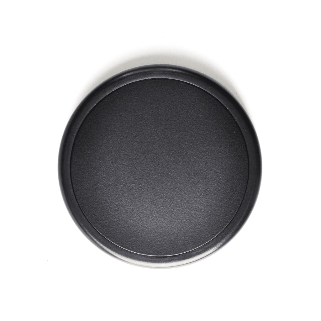 Chargeur à induction 15 W en ABS recyclé, compatible avec les appareils à charge sans fil. Dimensions : 75 x 10 mm. Poids : 50 g. Personnalisable par gravure laser sur une zone de 75 x 75 mm. Disponible en noir. Origine hors Europe.
