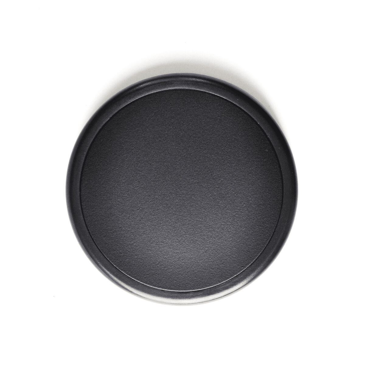 Chargeur à induction 15 W en ABS recyclé, compatible avec les appareils à charge sans fil. Dimensions : 75 x 10 mm. Poids : 50 g. Personnalisable par gravure laser sur une zone de 75 x 75 mm. Disponible en noir. Origine hors Europe.