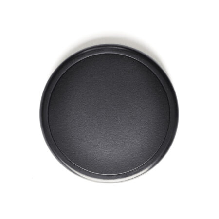 Chargeur à induction 15 W en ABS recyclé, compatible avec les appareils à charge sans fil. Dimensions : 75 x 10 mm. Poids : 50 g. Personnalisable par gravure laser sur une zone de 75 x 75 mm. Disponible en noir. Origine hors Europe.