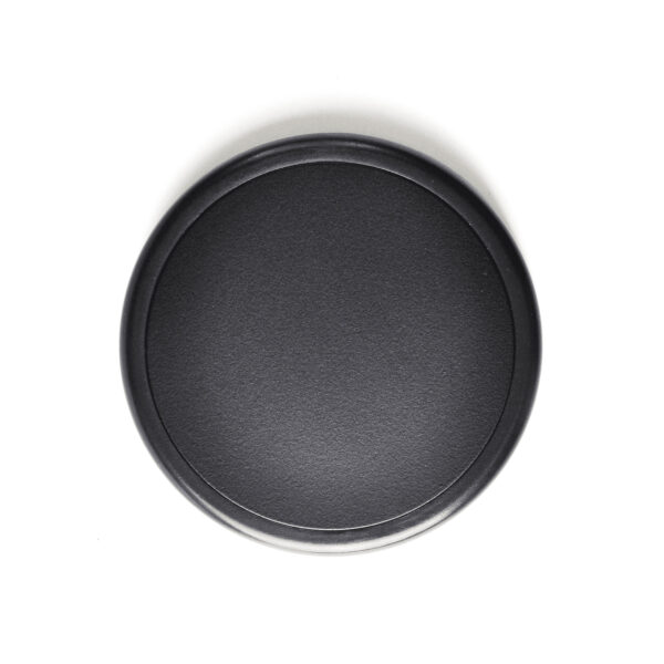Chargeur à induction 15 W en ABS recyclé, compatible avec les appareils à charge sans fil. Dimensions : 75 x 10 mm. Poids : 50 g. Personnalisable par gravure laser sur une zone de 75 x 75 mm. Disponible en noir. Origine hors Europe.