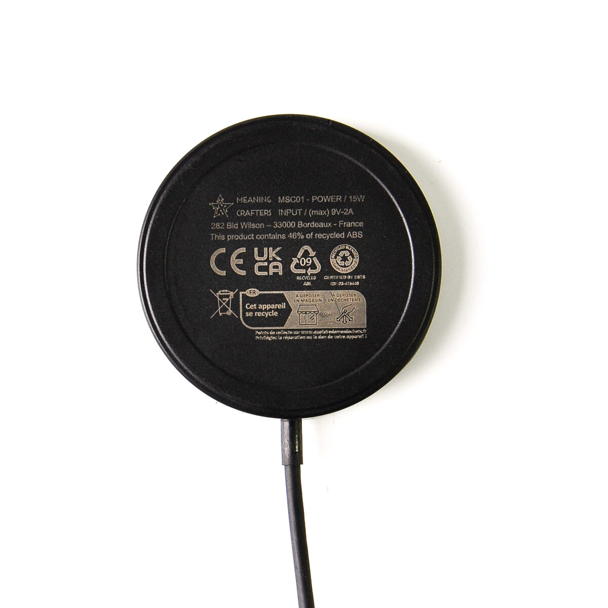 chargeur induction recyclé <strong data-start="169" data-end="195" data-is-only-node="">Chargeur induction 15W</strong> en plastique <strong data-start="209" data-end="224">ABS recyclé</strong>, certifié RCS. Compatible avec les appareils équipés de la charge sans fil. Inclut un <strong data-start="343" data-end="365">câble USB-C en TPE</strong> et un manuel d'utilisation dématérialisé. Zone de marquage de 75x75 mm, personnalisable par <strong data-start="444" data-end="461">gravure laser</strong>.