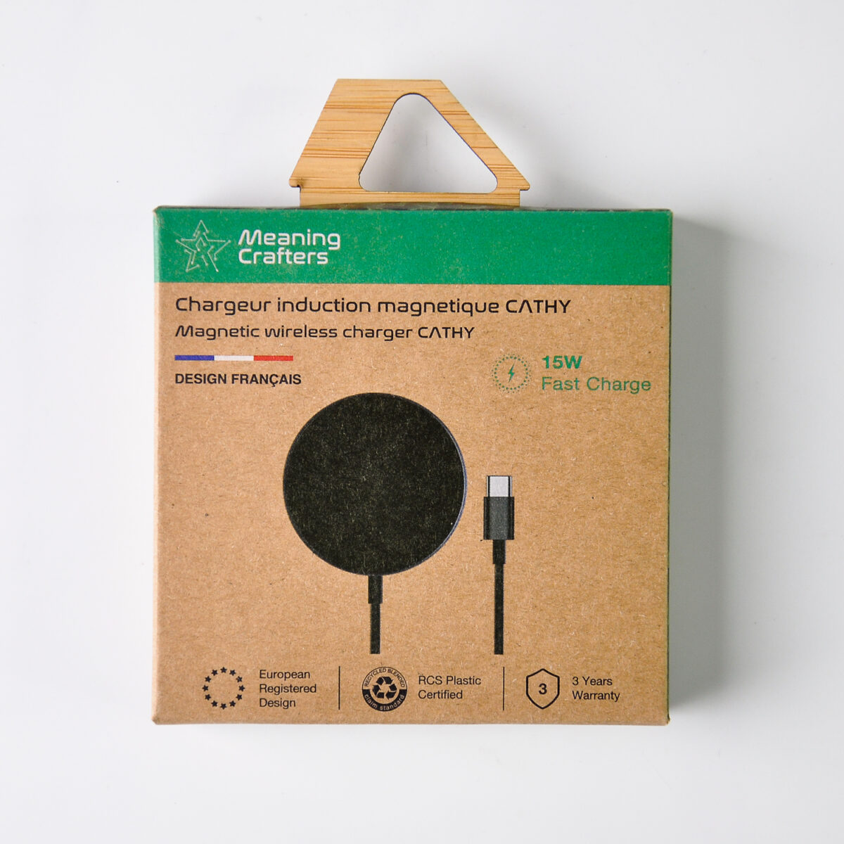 chargeur induction recyclé <strong data-start="169" data-end="195" data-is-only-node="">Chargeur induction 15W</strong> en plastique <strong data-start="209" data-end="224">ABS recyclé</strong>, certifié RCS. Compatible avec les appareils équipés de la charge sans fil. Inclut un <strong data-start="343" data-end="365">câble USB-C en TPE</strong> et un manuel d'utilisation dématérialisé. Zone de marquage de 75x75 mm, personnalisable par <strong data-start="444" data-end="461">gravure laser</strong>.