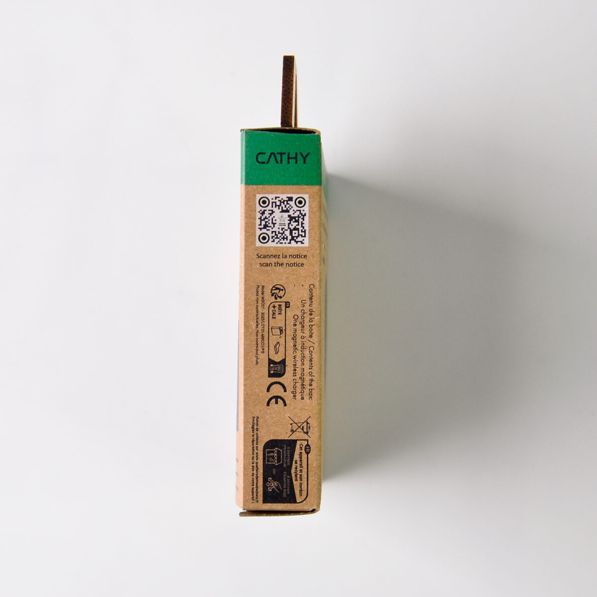 chargeur induction recyclé <strong data-start="169" data-end="195" data-is-only-node="">Chargeur induction 15W</strong> en plastique <strong data-start="209" data-end="224">ABS recyclé</strong>, certifié RCS. Compatible avec les appareils équipés de la charge sans fil. Inclut un <strong data-start="343" data-end="365">câble USB-C en TPE</strong> et un manuel d'utilisation dématérialisé. Zone de marquage de 75x75 mm, personnalisable par <strong data-start="444" data-end="461">gravure laser</strong>.