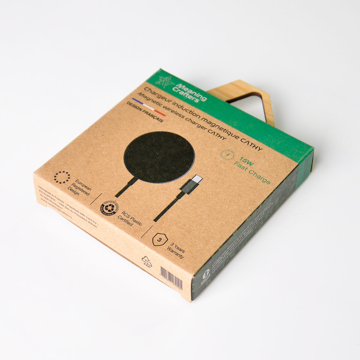 chargeur induction recyclé <strong data-start="169" data-end="195" data-is-only-node="">Chargeur induction 15W</strong> en plastique <strong data-start="209" data-end="224">ABS recyclé</strong>, certifié RCS. Compatible avec les appareils équipés de la charge sans fil. Inclut un <strong data-start="343" data-end="365">câble USB-C en TPE</strong> et un manuel d'utilisation dématérialisé. Zone de marquage de 75x75 mm, personnalisable par <strong data-start="444" data-end="461">gravure laser</strong>.