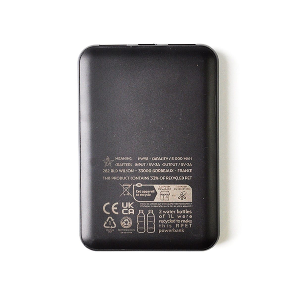 batterie externe personnalisable en RPET 5000 mAh <strong data-start="155" data-end="199" data-is-only-node="">Batterie externe en RPET 5000 mAh </strong> au format compact, dimensions 10 x 6,7 x 1,3 cm, poids 120 g. Coque en R-PET noir, capacité de 5000 mAh. Personnalisation par gravure laser sur une large zone de 100 x 67 mm.