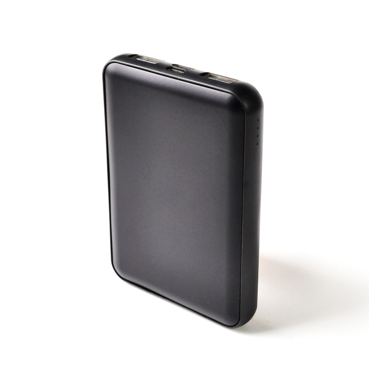 batterie externe personnalisable en RPET 5000 mAh <strong data-start="155" data-end="199" data-is-only-node="">Batterie externe en RPET 5000 mAh </strong> au format compact, dimensions 10 x 6,7 x 1,3 cm, poids 120 g. Coque en R-PET noir, capacité de 5000 mAh. Personnalisation par gravure laser sur une large zone de 100 x 67 mm.