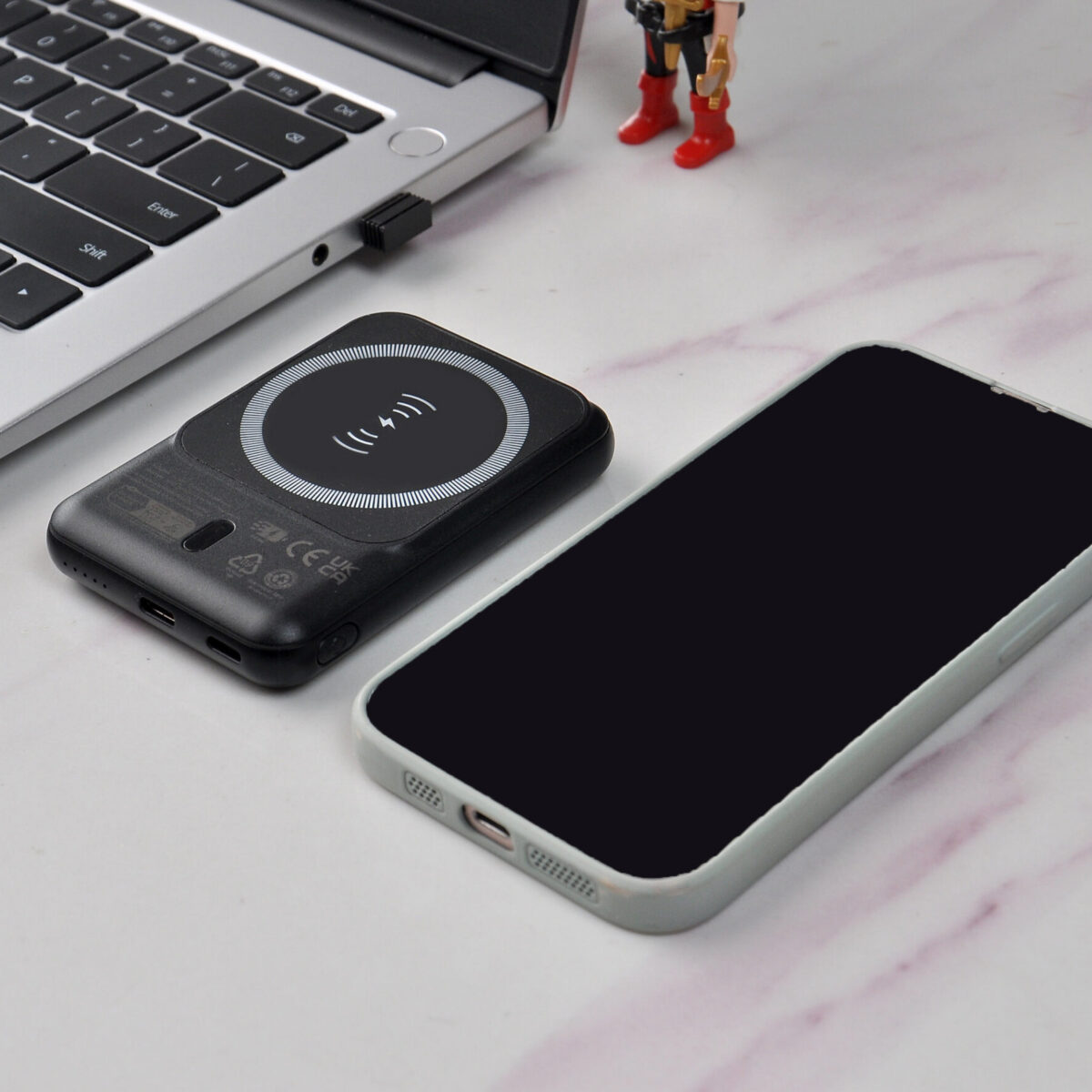 batterie externe personnalisable Batterie externe au format compact en <strong data-start="1568" data-end="1583">ABS recyclé</strong>, capacité de 5 000 mAh avec charge rapide 22,5W + 15W, dimensions 93,7 x 63,7 x 14,6 cm, poids de 0,12 kg. <strong data-start="1691" data-end="1711">Personnalisation</strong> disponible par impression numérique (quadri) sur une zone de 93,7 x 63,7 x 14,6 mm.