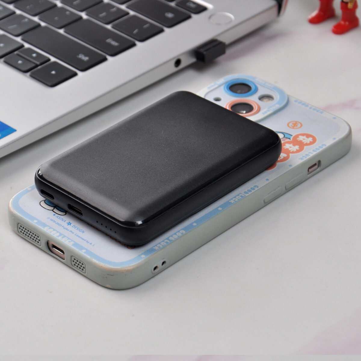 batterie externe personnalisable Batterie externe au format compact en <strong data-start="1568" data-end="1583">ABS recyclé</strong>, capacité de 5 000 mAh avec charge rapide 22,5W + 15W, dimensions 93,7 x 63,7 x 14,6 cm, poids de 0,12 kg. <strong data-start="1691" data-end="1711">Personnalisation</strong> disponible par impression numérique (quadri) sur une zone de 93,7 x 63,7 x 14,6 mm.