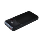Powerbank 10 000 mAh en ABS recyclé personnalisable avec câble intégré. Gravure laser possible, charge rapide 22,5W, format compact.