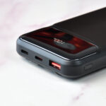 Powerbank 10 000 mAh en ABS recyclé personnalisable avec câble intégré. Gravure laser possible, charge rapide 22,5W, format compact.
